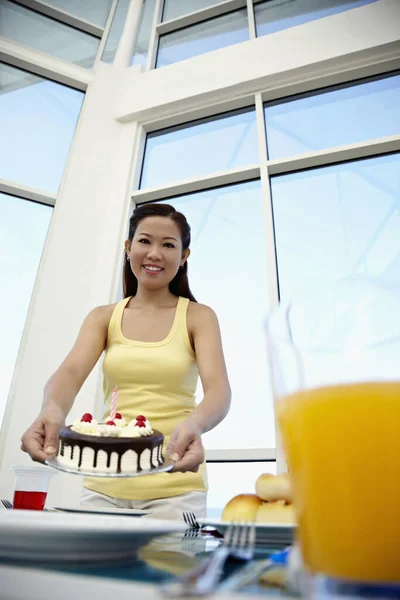 Mujer Con Pastel Cumpleaños —  Fotos de Stock