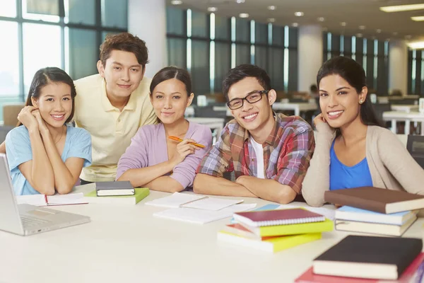 Studenci Mający Grupę Analityczną Bibliotece — Zdjęcie stockowe