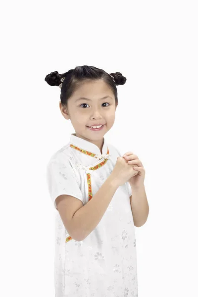 Mädchen Cheongsam Lächelt Mit Grüßender Handgeste — Stockfoto