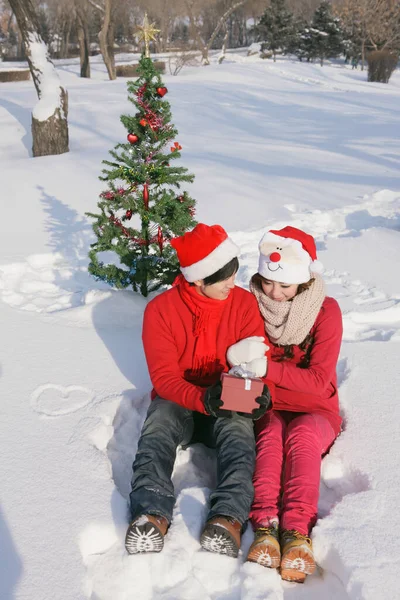 Mann Macht Frau Ein Überraschungsgeschenk — Stockfoto