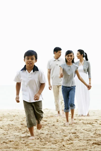 Rodina Baví Pláži — Stock fotografie