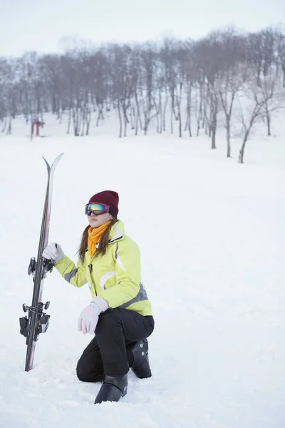 Jeune Femme Avec Des Skis Sur Neige — Photo