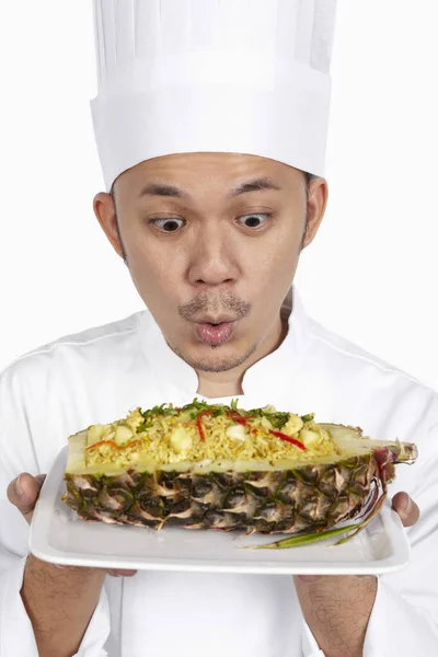 亚洲厨师和一盘泰式菠萝炒饭 — 图库照片