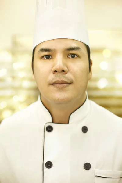 Homem Uniforme Chef Olhando Para Câmera — Fotografia de Stock