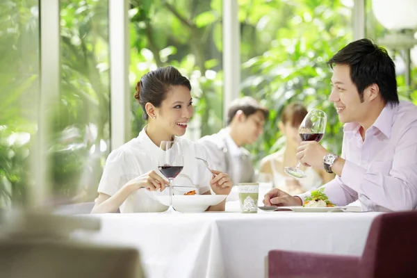 Hombre Mujer Comiendo Juntos — Foto de Stock