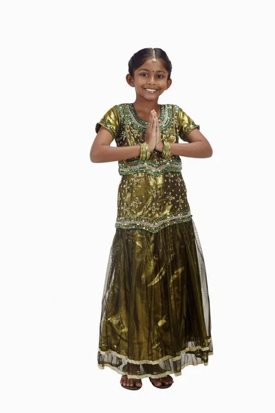 Dívka Tradičním Oblečení Pozdrav Gestem Ruky — Stock fotografie