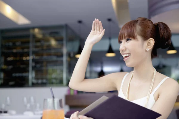 Femme Assise Dans Restaurant Levant Main — Photo