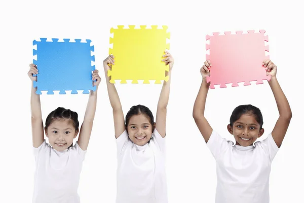 Niñas Sonriendo Sosteniendo Piezas Rompecabezas Jigsaw — Foto de Stock