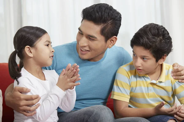 Πατέρας Μιλάει Στα Παιδιά Του — Φωτογραφία Αρχείου