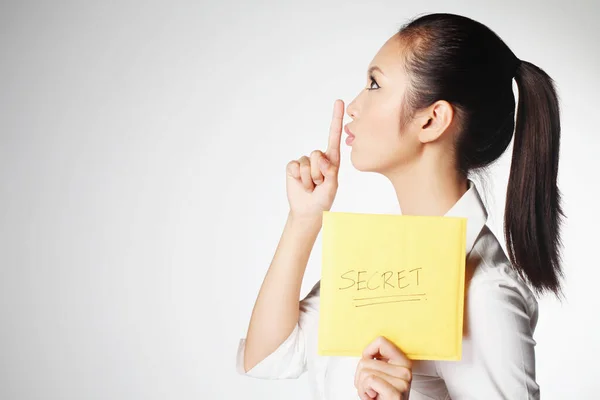 Affärskvinna Gestikulerar Samtidigt Hålla Papper Med Ordet Secret — Stockfoto