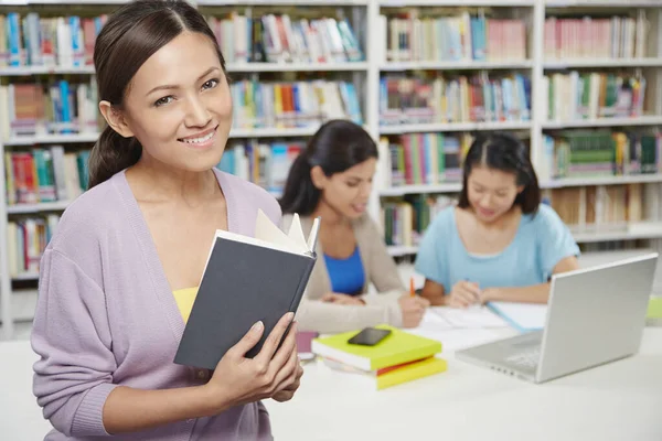 Grupo Estudantes Que Estudam Biblioteca — Fotografia de Stock