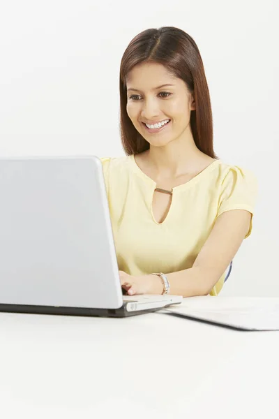 Bizneswoman Pracująca Laptopie — Zdjęcie stockowe