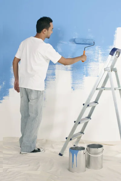 Чоловік Малює Стіну Роликом — стокове фото