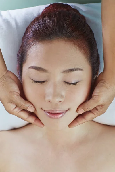 Young Woman Getting Head Massage — Stock Photo, Image