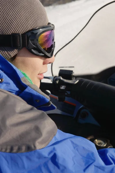 Joven Hombre Cabalgando Motos Nieve —  Fotos de Stock