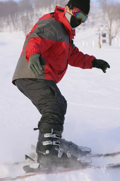 Jovem Esquiando Encosta — Fotografia de Stock