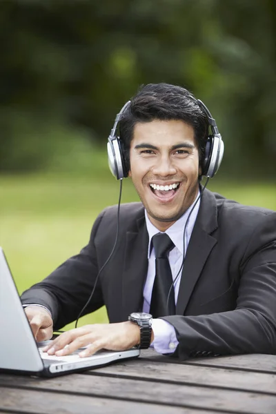 Joven Hombre Negocios Asiático Usando Ordenador Portátil Mientras Escucha Música —  Fotos de Stock