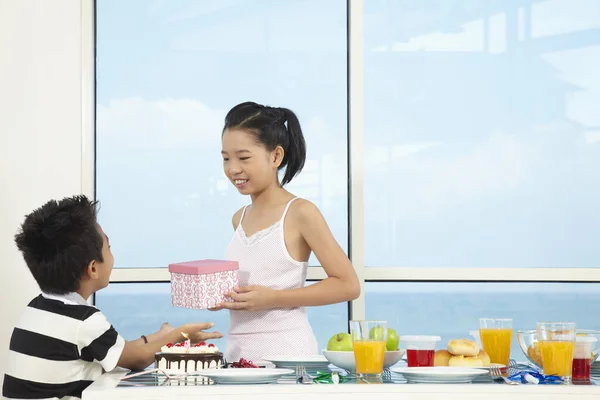 Feliz Regalo Niña Para Cumpleaños — Foto de Stock