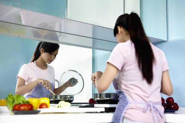 Mujer Cocinando Cocina —  Fotos de Stock