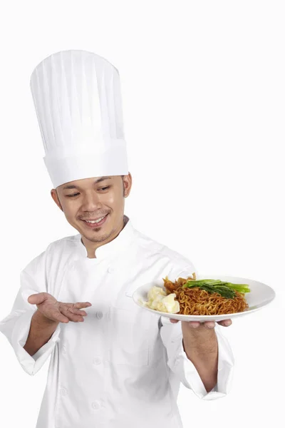 Chef Asiatique Avec Une Assiette Nouilles Wonton — Photo