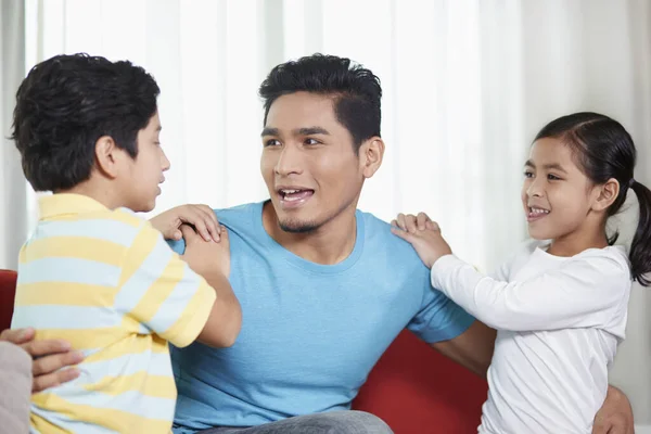 Vader Praat Met Zijn Kinderen — Stockfoto