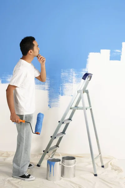 Hombre Con Pensamiento Rodillos Pintura Mientras Mira Pared — Foto de Stock