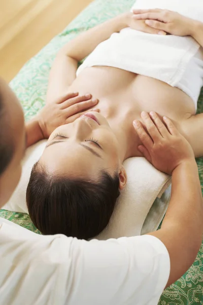 Vrouw Genieten Lichaam Massage — Stockfoto