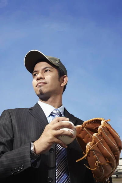 带着棒球手套和棒球帽的年轻商人 — 图库照片