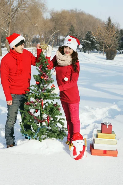 Homem Mulher Decorando Árvore Natal — Fotografia de Stock