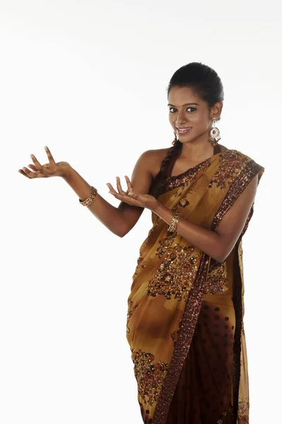 Woman Sari Smiling Welcoming Hand Gesture — Stock Photo, Image