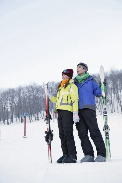 Homme Femme Avec Leurs Skis — Photo