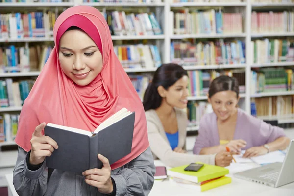 Studenci Studiujący Razem Bibliotece — Zdjęcie stockowe