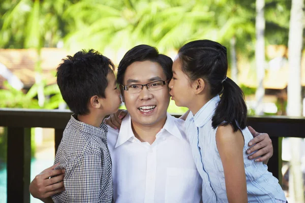 Αγόρι Και Κορίτσι Φιλούν Τον Πατέρα Τους Στο Μάγουλό Του — Φωτογραφία Αρχείου
