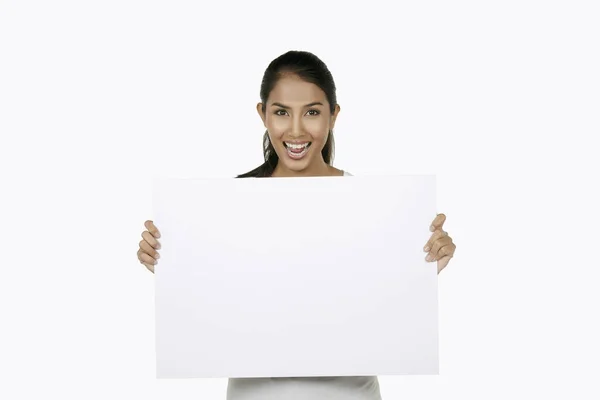 Mulher Sorrindo Segurando Cartaz Branco — Fotografia de Stock