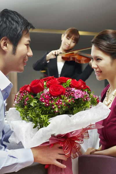 Hombre Presentando Flores Mujer — Foto de Stock