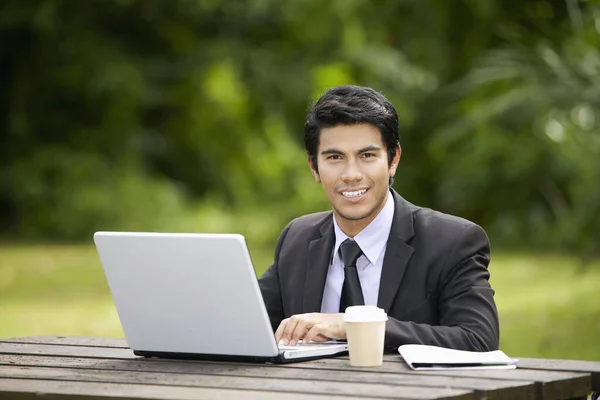 Jovem Empresário Asiático Parque Com Seu Laptop — Fotografia de Stock