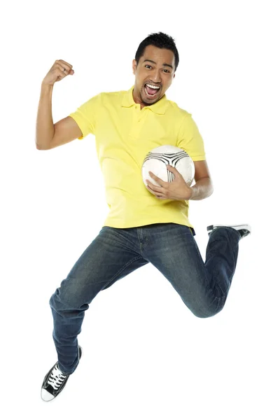 サッカーボールを持った男が空中を飛び跳ねる — ストック写真