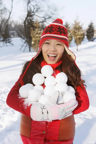 拿着雪球的女人 — 图库照片