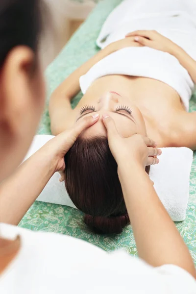 Mujer Disfrutando Masaje Facial — Foto de Stock