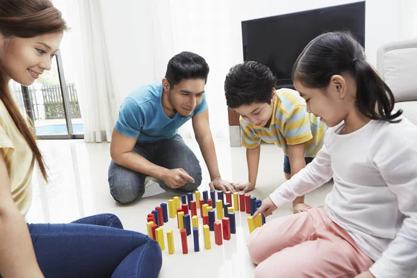 Familj Fyra Som Leker Med Byggstenar — Stockfoto