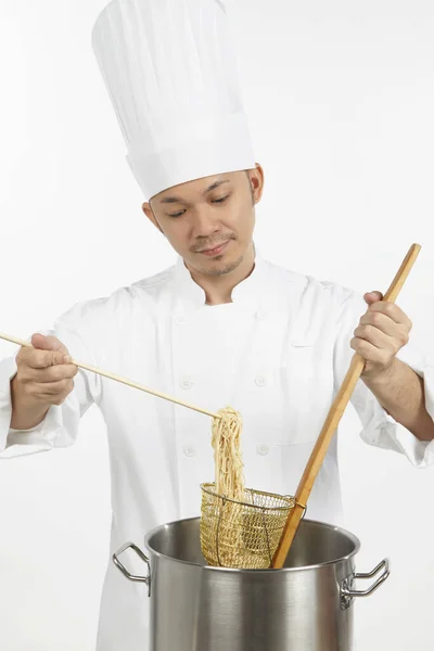 Asiatico Chef Preparare Tagliatelle — Foto Stock