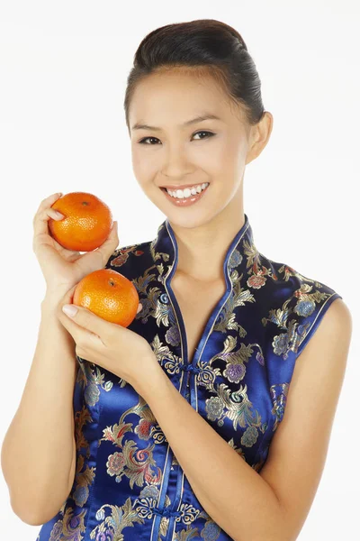 Donna Cheongsam Con Arance Mandarine — Foto Stock