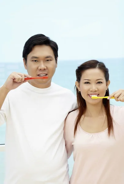 歯を磨く男と女 — ストック写真