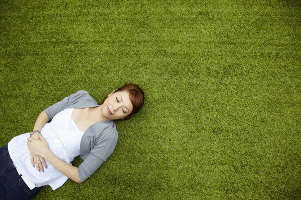草の上に横たわる女性 — ストック写真