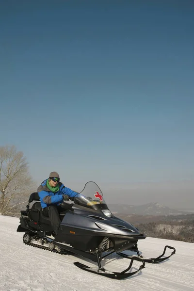 Genç Adam Kar Motosikletine Biniyor — Stok fotoğraf