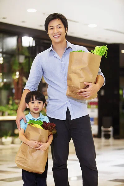 Padre Hijo Llevando Una Bolsa Comestibles — Foto de Stock