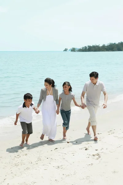 Manteniendo Las Manos Familia Mientras Camina Playa — Foto de Stock
