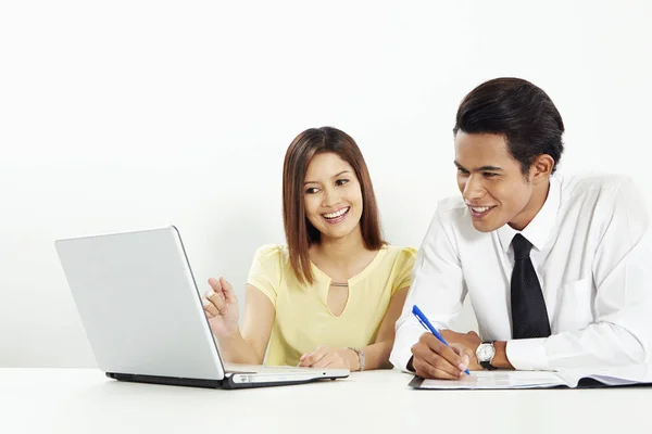 Vidám Üzletember Üzletasszony Együtt Dolgoznak Laptopon — Stock Fotó