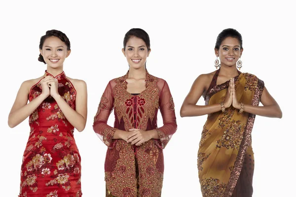 Szczęśliwe Kobiety Tradycyjnej Odzieży Pokazując Gesty Powitania — Zdjęcie stockowe