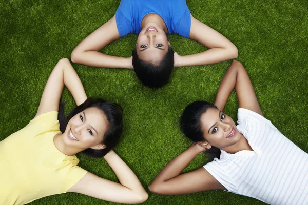 Drie Jonge Vrouwen Liggen Het Gras — Stockfoto